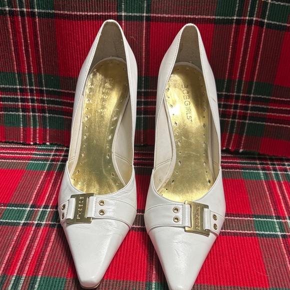 BCBGirls Shoes - 🖤BCBGirls White Heels with Gold Buckle🖤